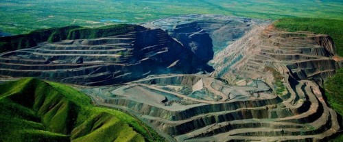 凱鵬礦業(yè) 立足大地，面向世界，營造綠色礦業(yè)生態(tài)